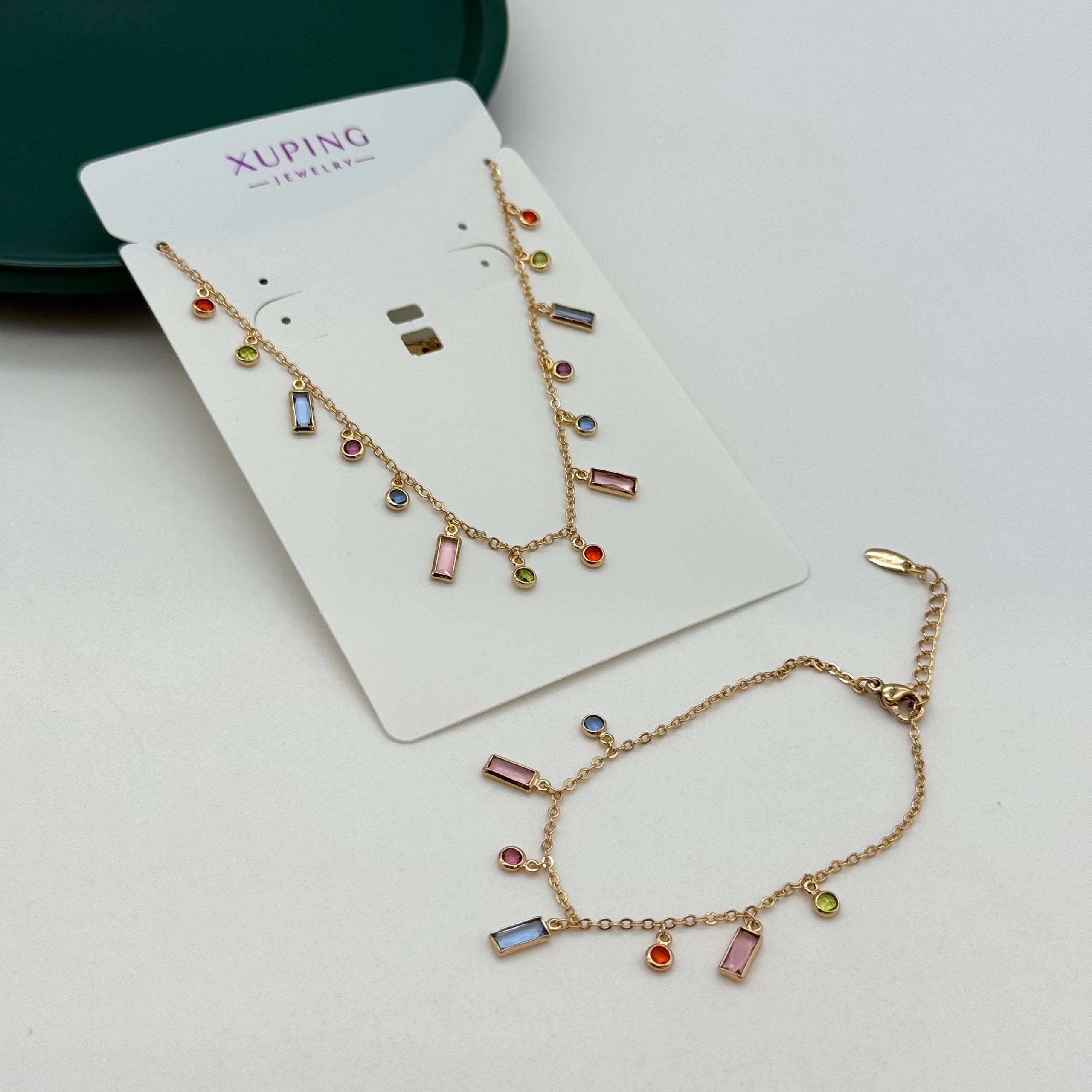 نیمست ژوپینگ طلایی شامل گردنبند و دستبند با نگینهای آویز رنگی مستطیلی و دایرهای