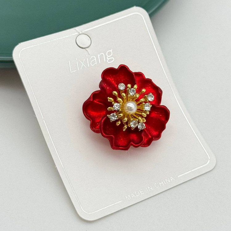 گل سینه فلزی طرح گل رز قرمز براق با نگینهای کریستالی و مروارید سفید در وسط