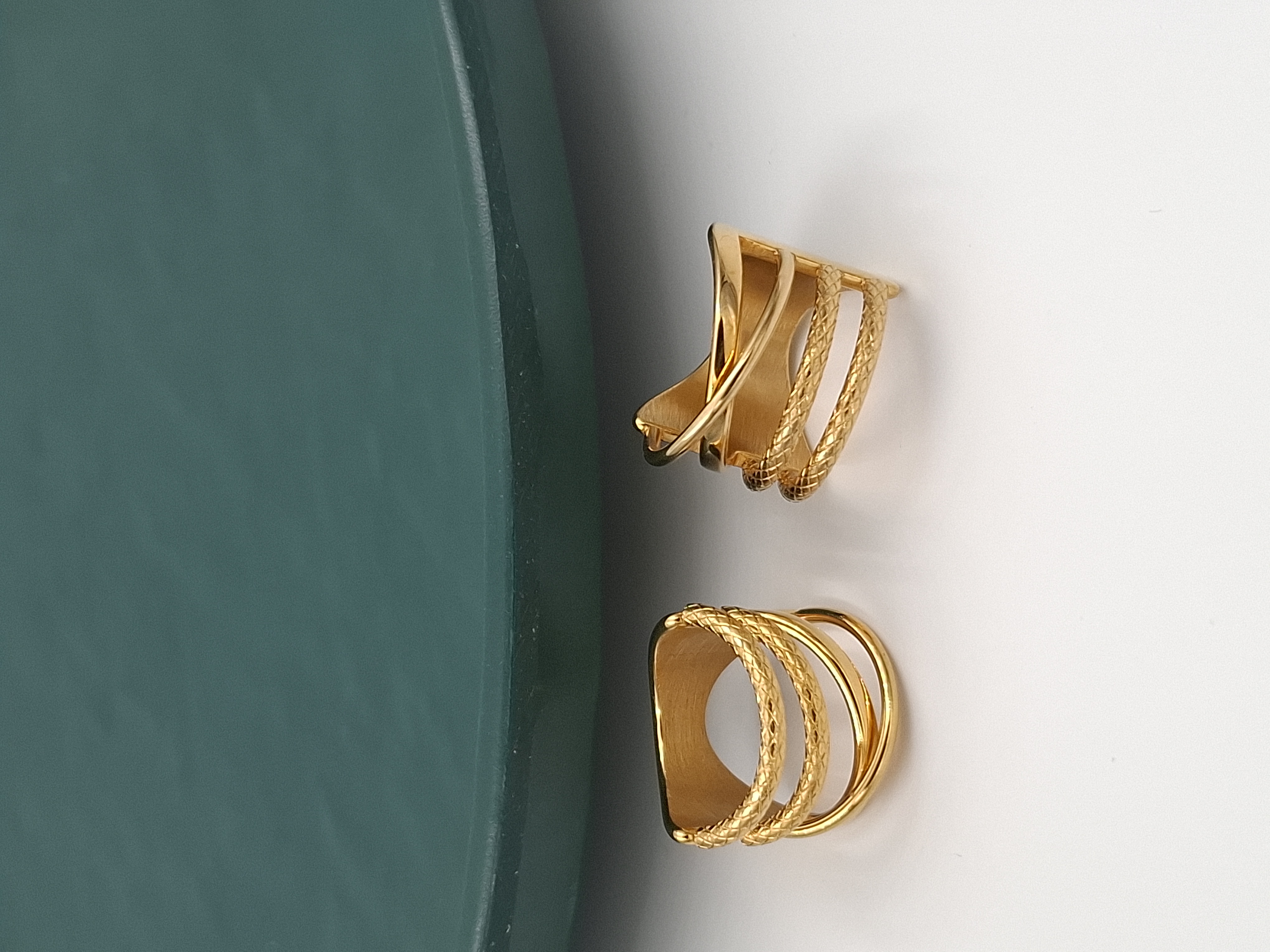 دو عدد انگشتر استیل طلایی پهن با طرح چند رینگ متقاطع و بافتدار