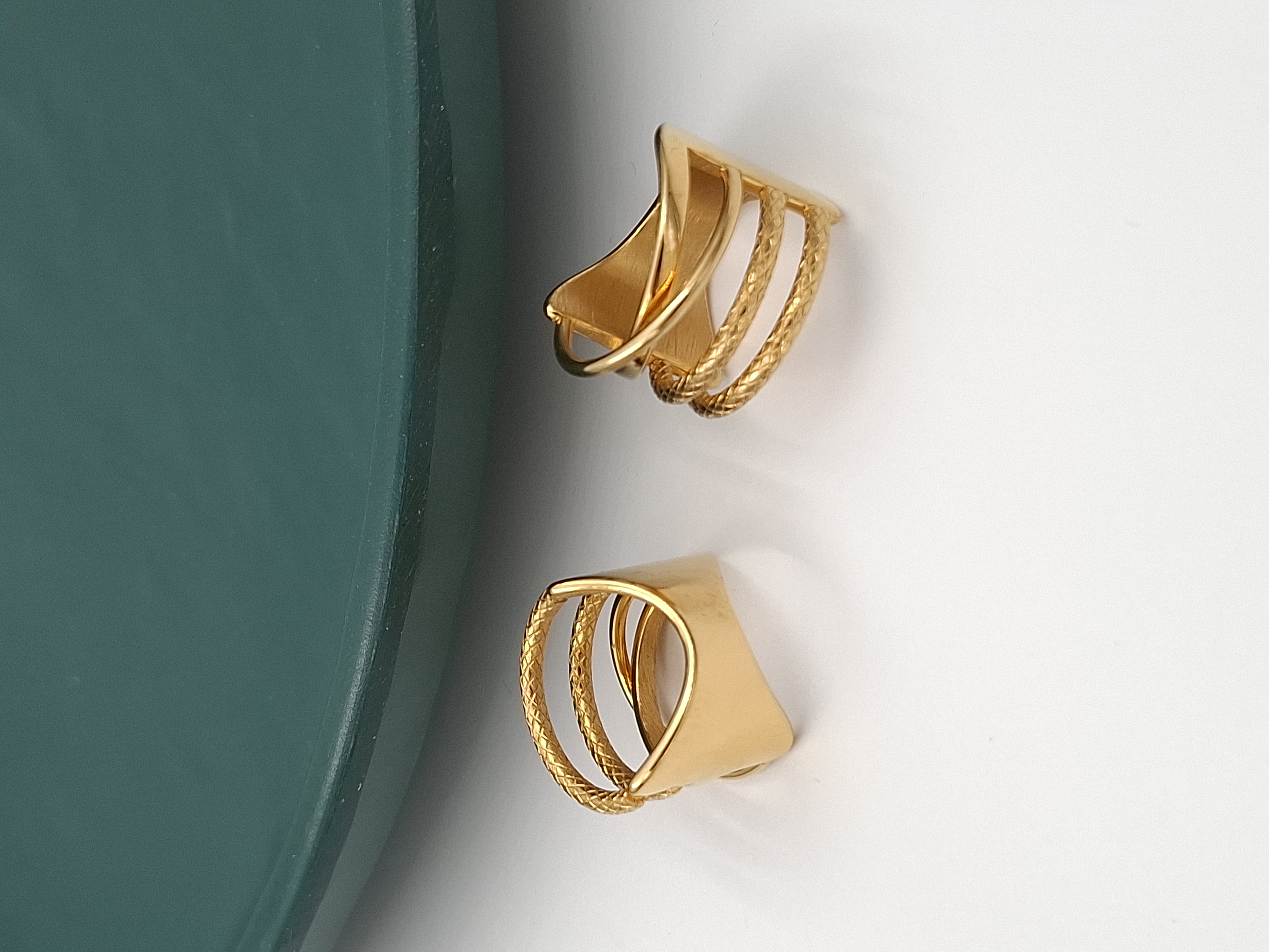 دو عدد انگشتر استیل طلایی پهن با طرح چند رینگ متقاطع و بافتدار