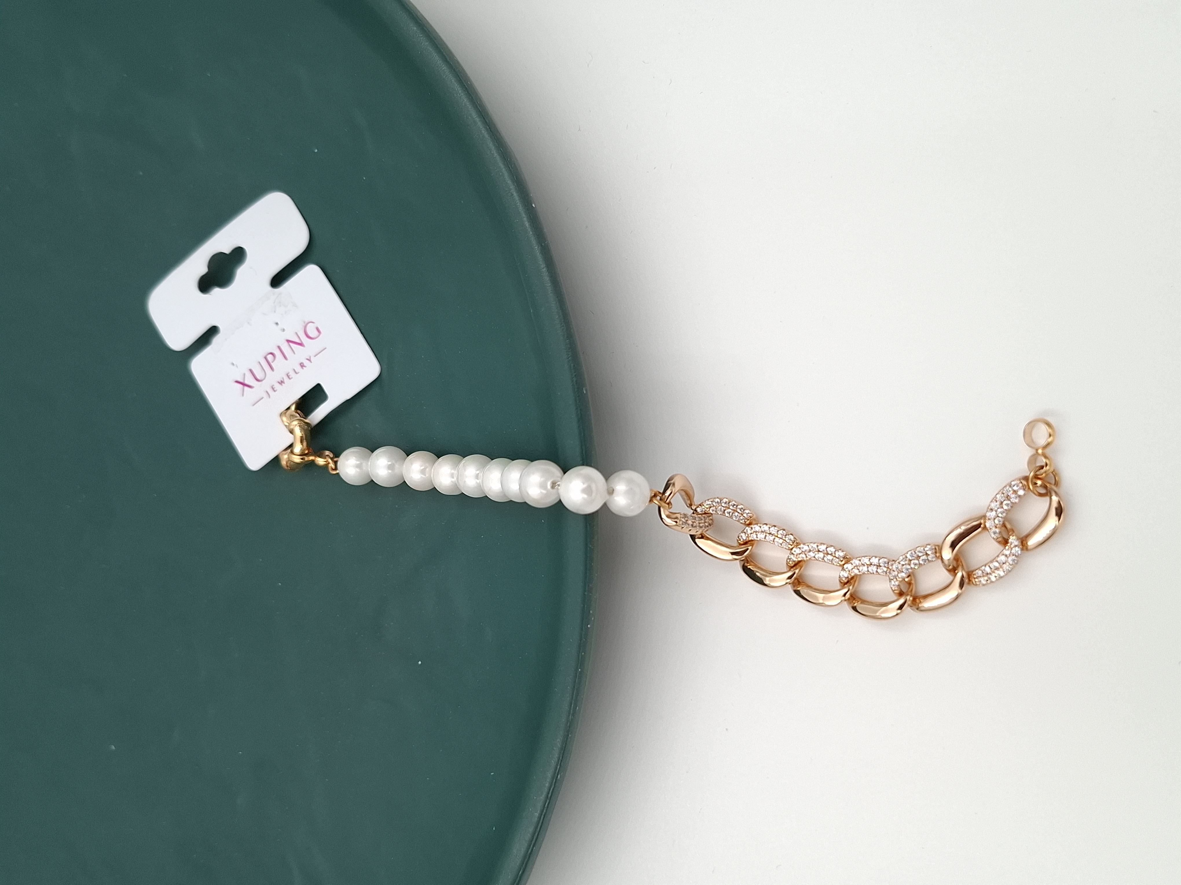 دستبند طلایی ژوپینگ با طرح مروارید و زنجیر کارتیه نگیندار