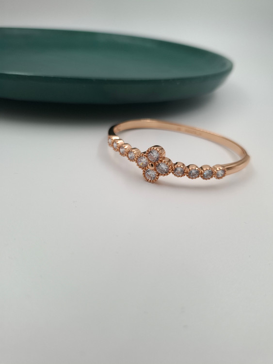 دستبند تکپوش ژوپینگ ظریف با طرح ونکلیف و نگینهای درخشان