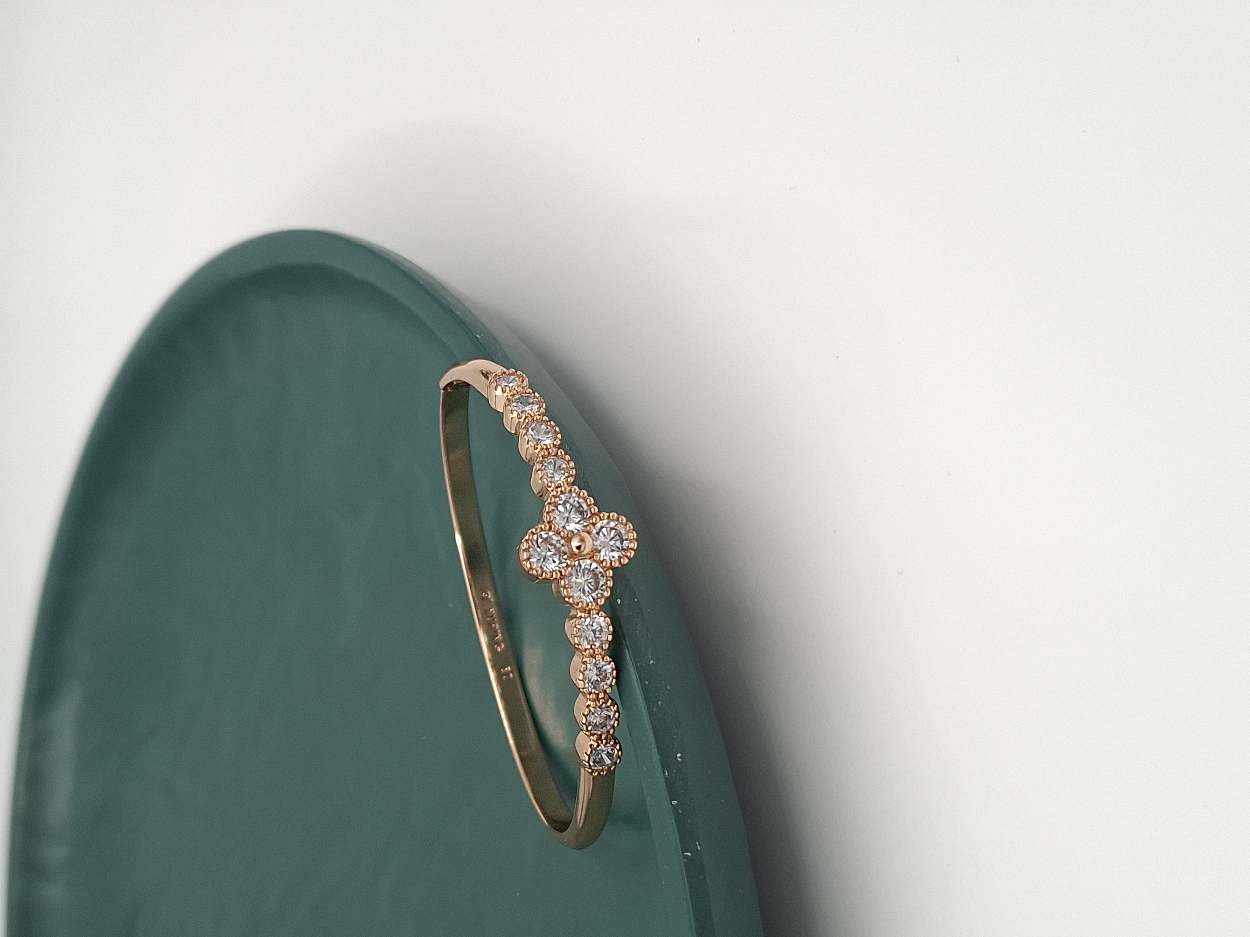 دستبند تکپوش ژوپینگ ظریف با طرح ونکلیف و نگینهای درخشان