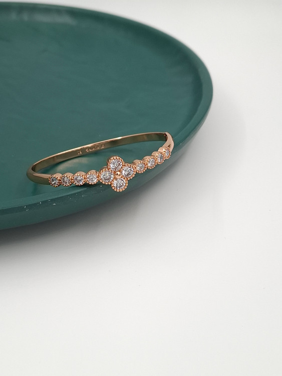 دستبند تکپوش ژوپینگ ظریف با طرح ونکلیف و نگینهای درخشان