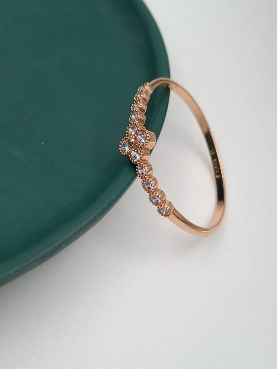 دستبند تکپوش ژوپینگ ظریف با طرح ونکلیف و نگینهای درخشان