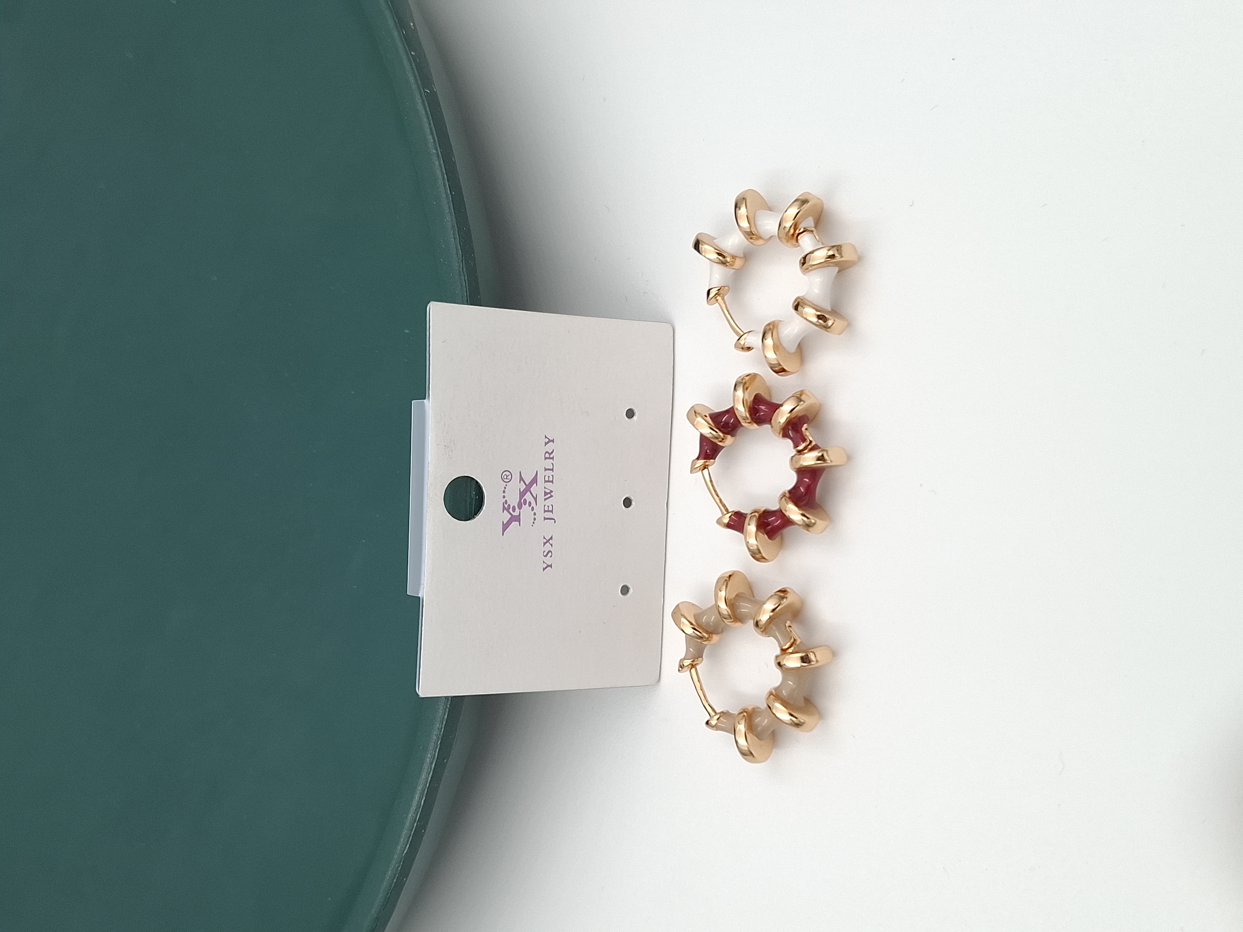 ست سه عددی گوشواره حلقهای برند YSX با رنگهای زرشکی، سفید و کرم