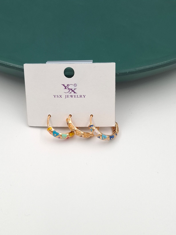 پک سه تایی گوشواره حلقهای برند YSX با طرح میناکاری مثلثی رنگارنگ و آبکاری طلا