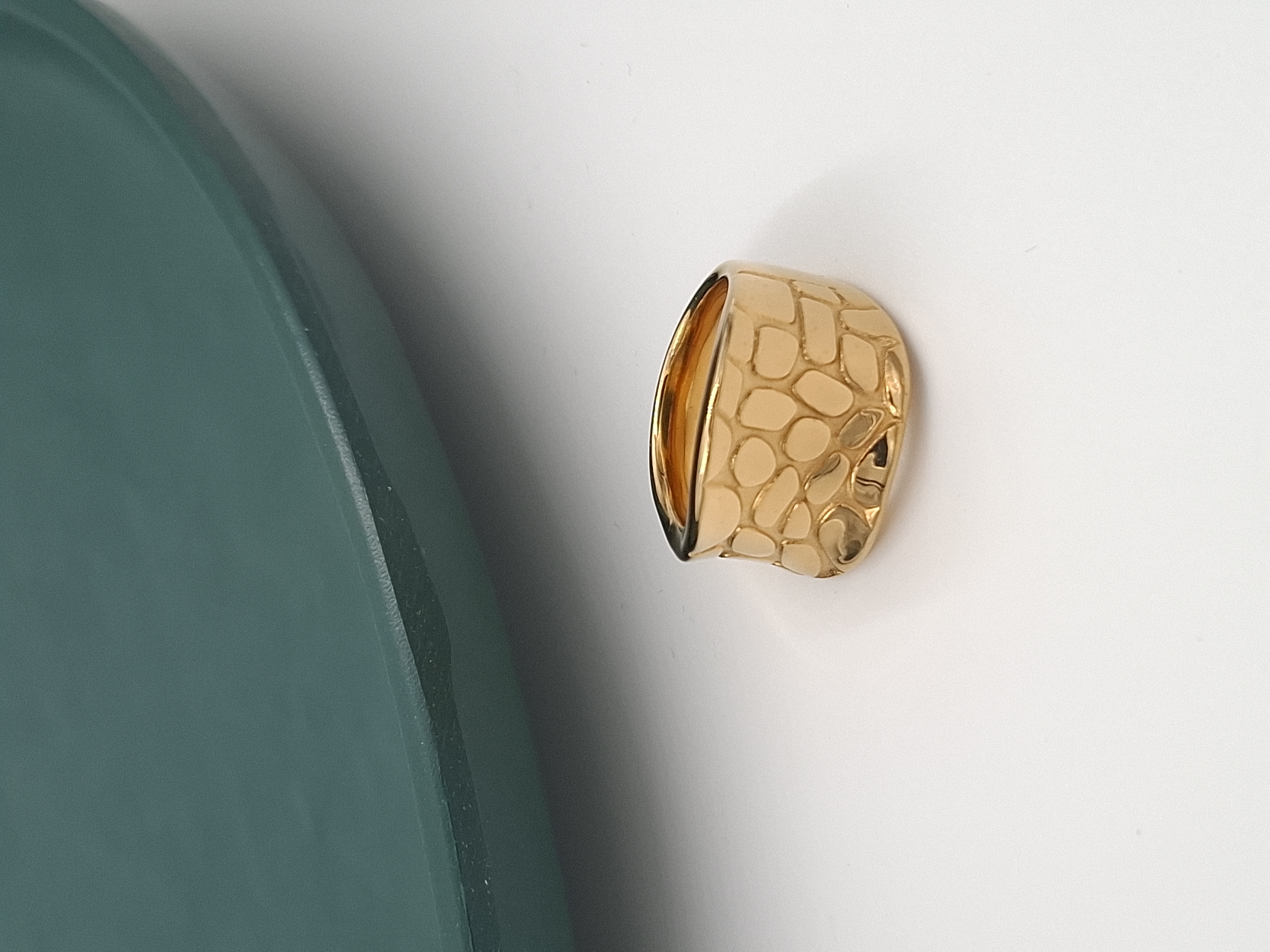 انگشتر زنانه استیل طلایی با طراحی مدرن و سطح بافتدار