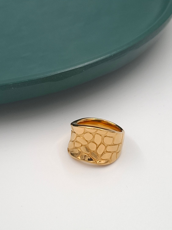 انگشتر زنانه استیل طلایی با طراحی مدرن و سطح بافتدار