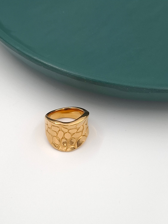 انگشتر زنانه استیل طلایی با طراحی مدرن و سطح بافتدار