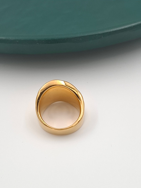 انگشتر زنانه استیل طلایی با طراحی مدرن و سطح بافتدار