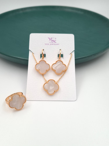 نیمست طلایی برند YSX با طرح ونکلیف و نگین صدفی سفید شامل گردنبند، گوشواره و انگشتر