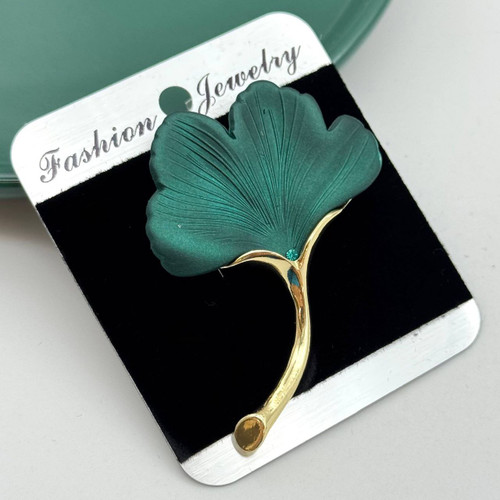 سنجاق سینه طرح برگ ژینکو سبز مات با ساقه طلایی و نگین سبز