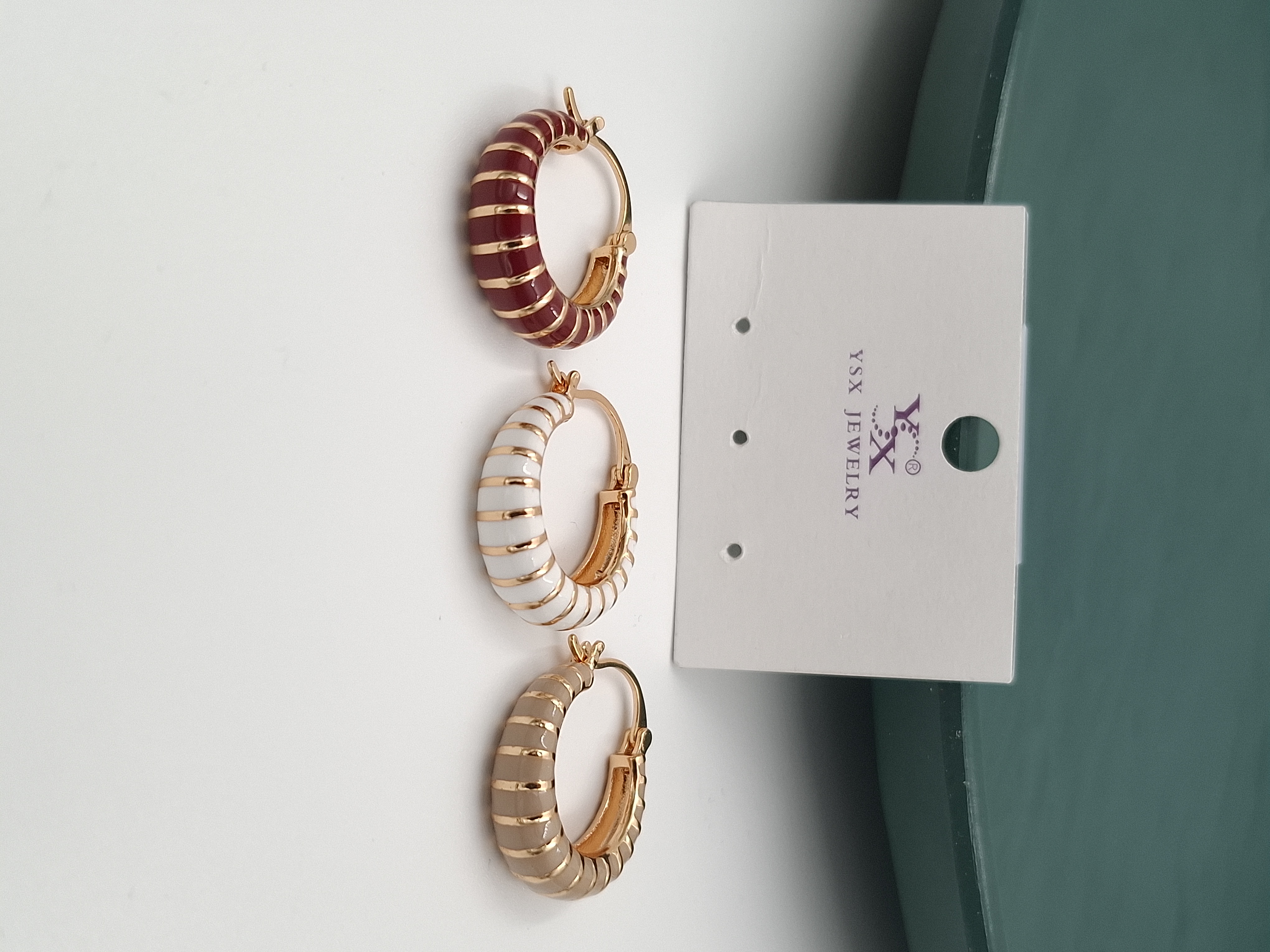 گوشوارههای حلقهای ۳ تایی برند YSX با رنگهای زرشکی، سفید و کرم