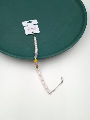 تصویری از یک دستبند زنانه مرواریدی ژوپینگ با مهرههای رنگی