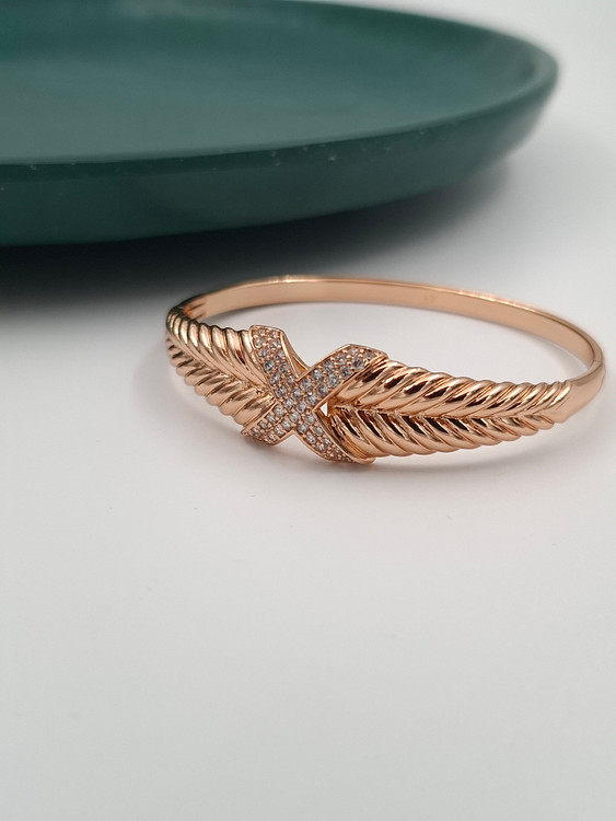 دستبند تکپوش طلایی ژوپینگ با طرح بافت گندمی و نگینهای اتمی درخشان