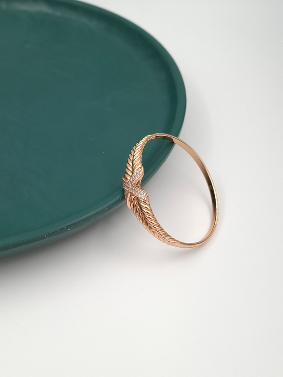 دستبند تکپوش طلایی ژوپینگ با طرح بافت گندمی و نگینهای اتمی درخشان