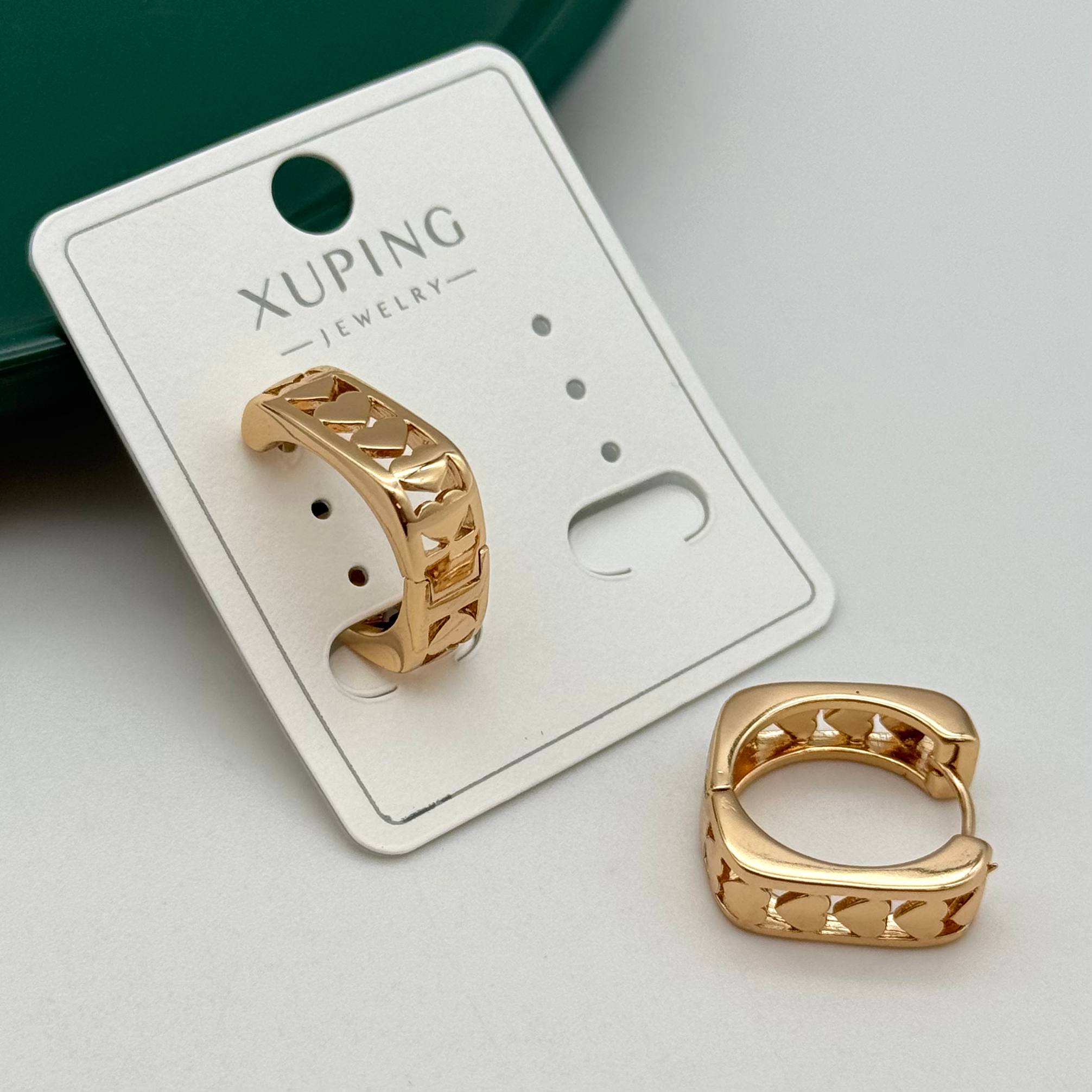 گوشواره طلایی ژوپینگ طرح حلقهای مربعی با حکاکی قلبهای ظریف روی بدنه