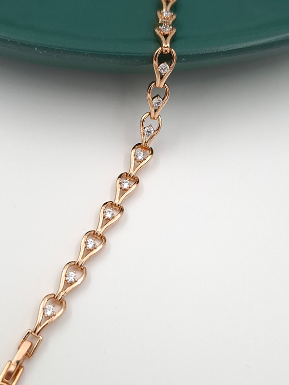 دستبند طلایی ژوپینگ با طرح اشک و نگینهای سفید