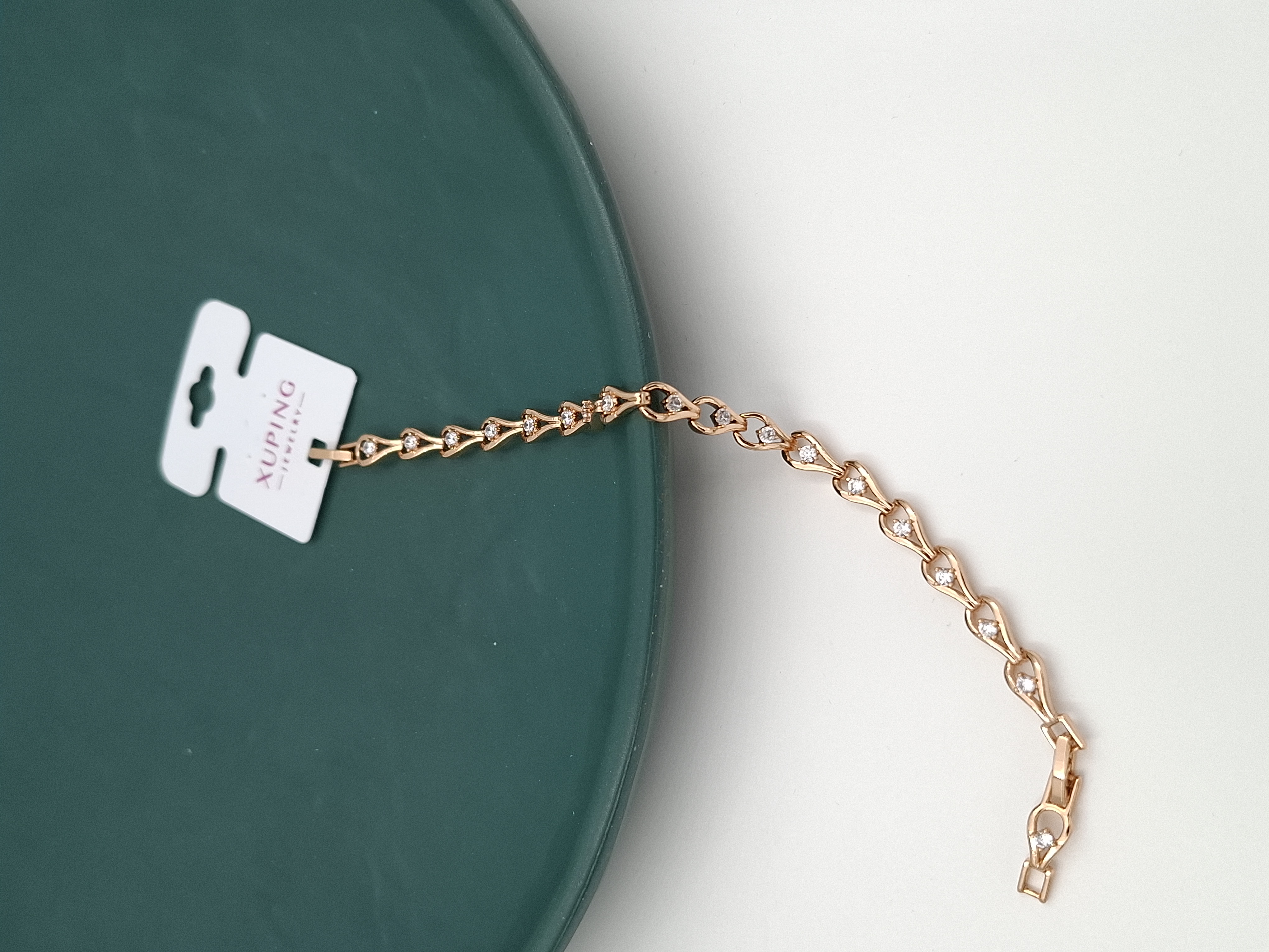 دستبند طلایی ژوپینگ با طرح اشک و نگینهای سفید