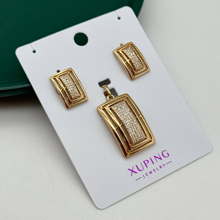 نیمست بدلیجات ژوپینگ شامل گوشواره و پلاک مستطیلی با نگینهای اتمی ریز