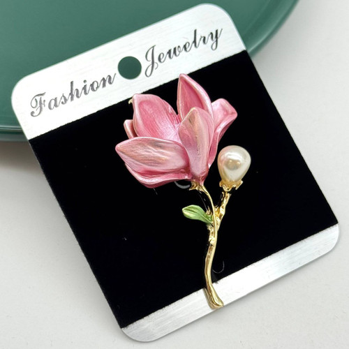 گل سینه طرح گل مگنولیا صورتی و بنفش با تزئین مروارید و ساقه طلایی