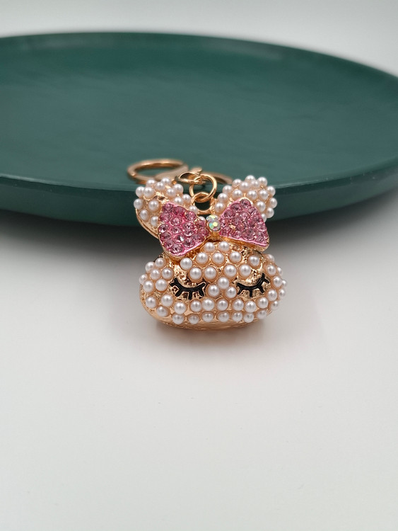 جاکلیدی مرواریدی طرح خرگوش با پاپیون صورتی نگیندار و حلقه طلایی