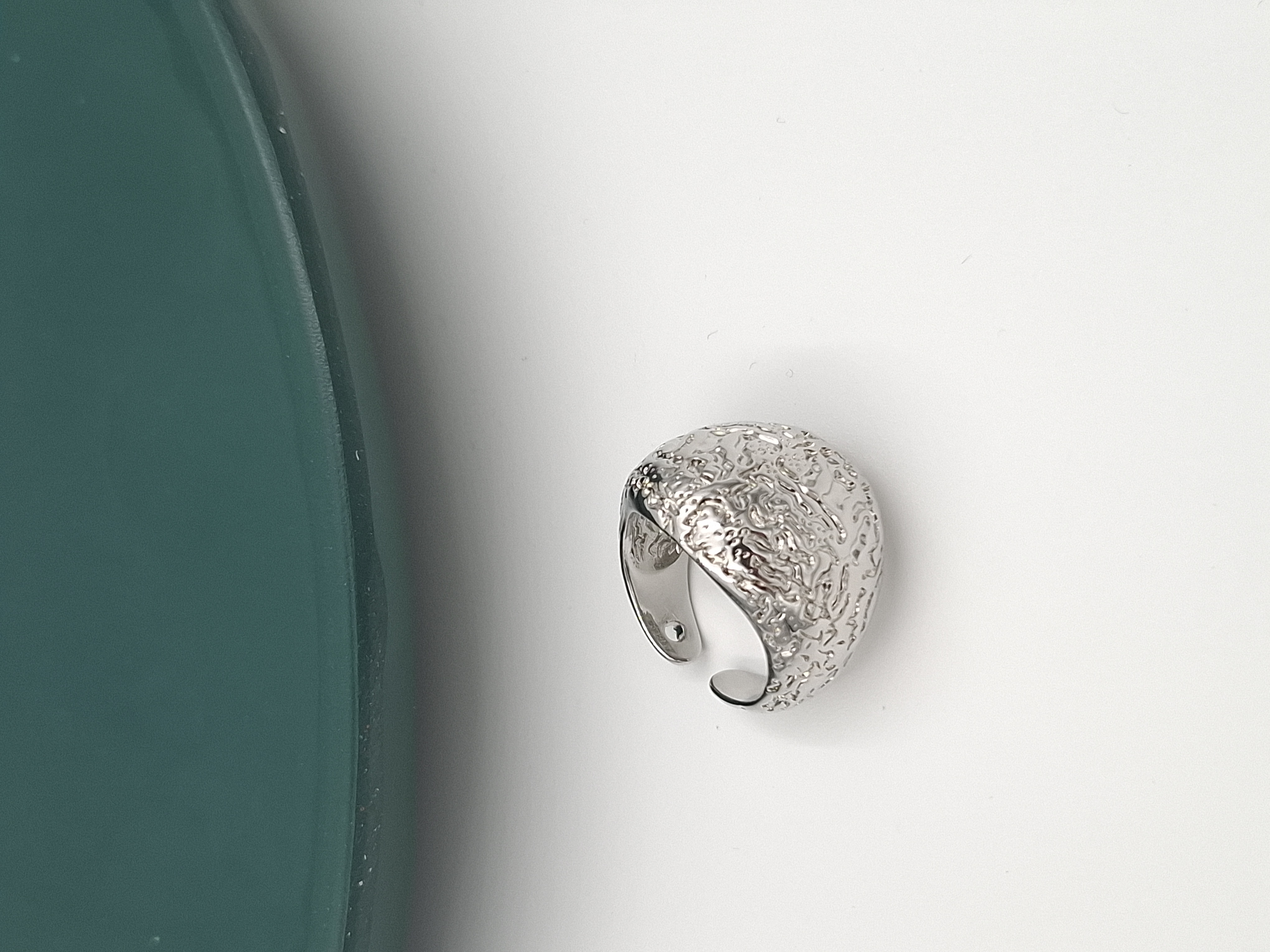 انگشتر استیل نقرهای زنانه با طراحی مدرن و سطح نامنظم بافتدار