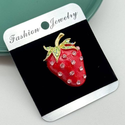 گل سینه طرح توت فرنگی قرمز نگیندار