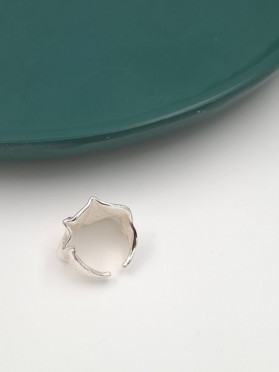 انگشتر استیل نقرهای پهن با بافت برجسته و مات