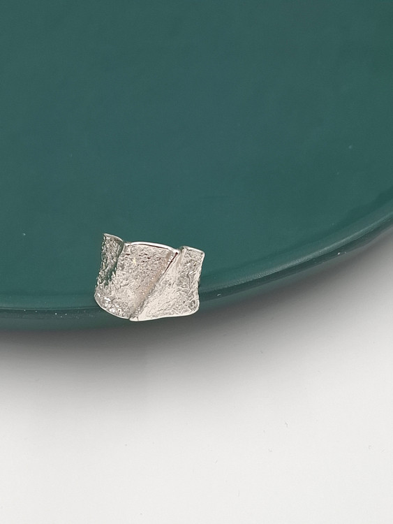 انگشتر استیل نقرهای پهن با بافت برجسته و مات