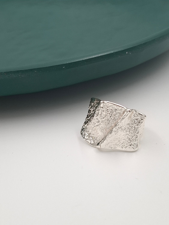 انگشتر استیل نقرهای پهن با بافت برجسته و مات