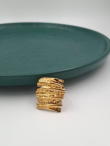 انگشتر طلایی استیل با طرح مدرن برجسته و بافت نامنظم