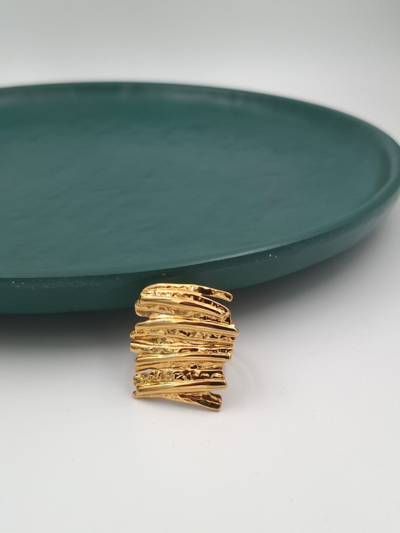 انگشتر طلایی استیل با طرح مدرن برجسته و بافت نامنظم