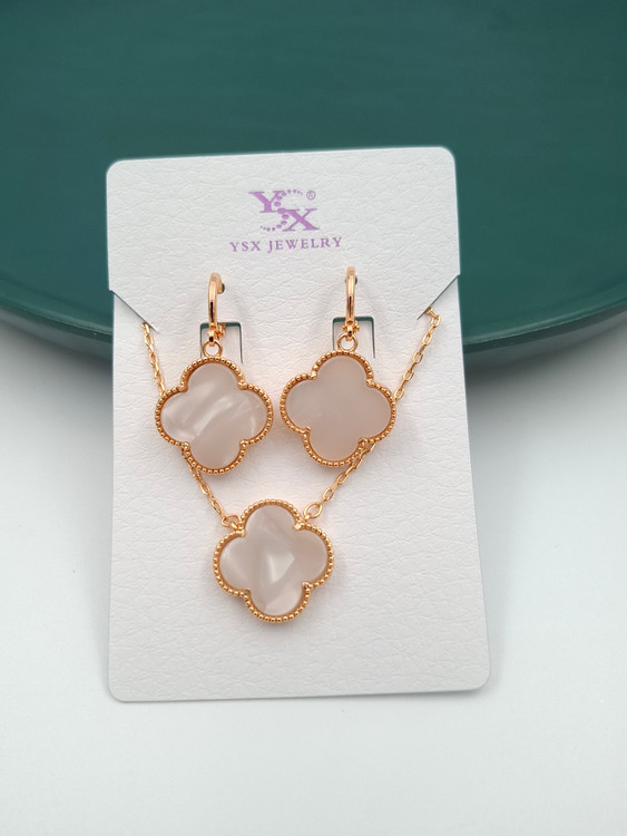 نیمست طلایی برند YSX با طرح ونکلیف و نگین صدفی سفید شامل گردنبند، گوشواره و انگشتر