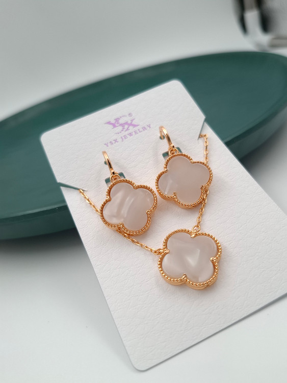 نیمست طلایی برند YSX با طرح ونکلیف و نگین صدفی سفید شامل گردنبند، گوشواره و انگشتر