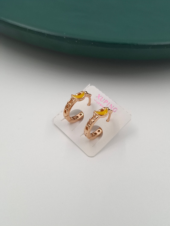 گوشواره حلقهای طلایی برند ژوپینگ با طرح زنجیر کارتیه و نگین ماه زرد