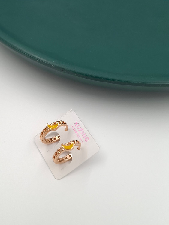 گوشواره حلقهای طلایی برند ژوپینگ با طرح زنجیر کارتیه و نگین ماه زرد