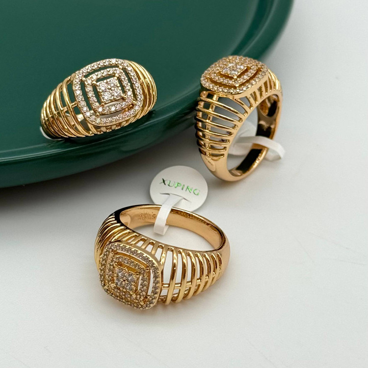 انگشتر طلایی برند ژوپینگ با نگینهای درخشان و طراحی شیاردار