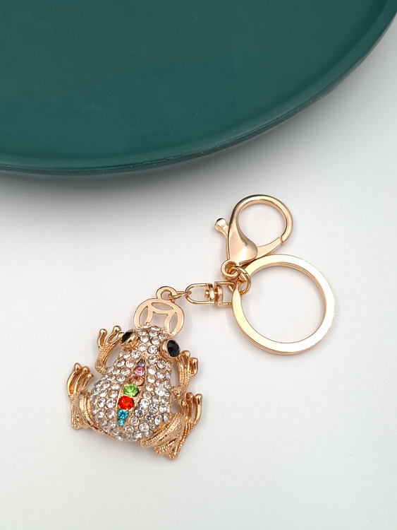 جاکلیدی طلایی طرح قورباغه با نگینهای کریستالی سفید و رنگی