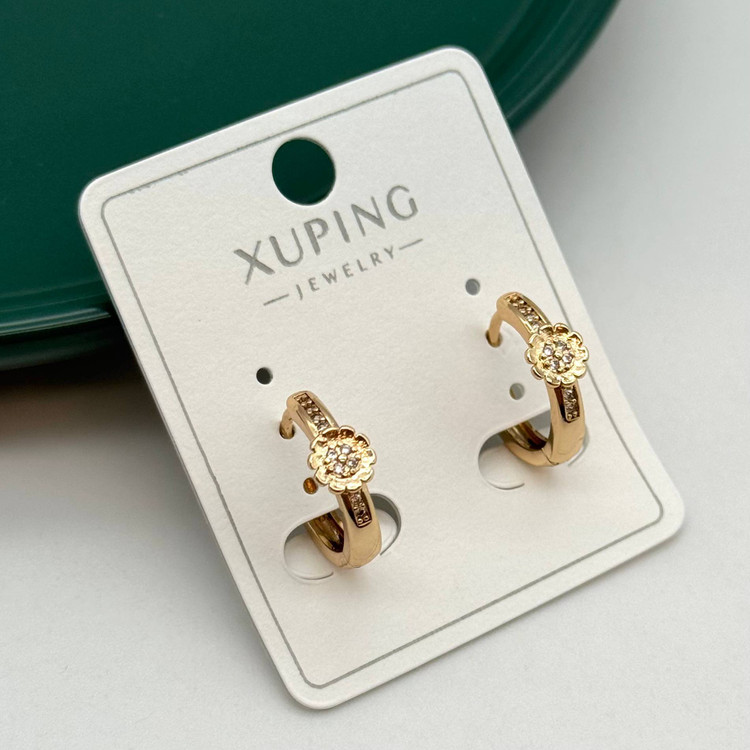 گوشواره حلقهای طلایی برند ژوپینگ با طرح گل بابونه نگینکاری شده