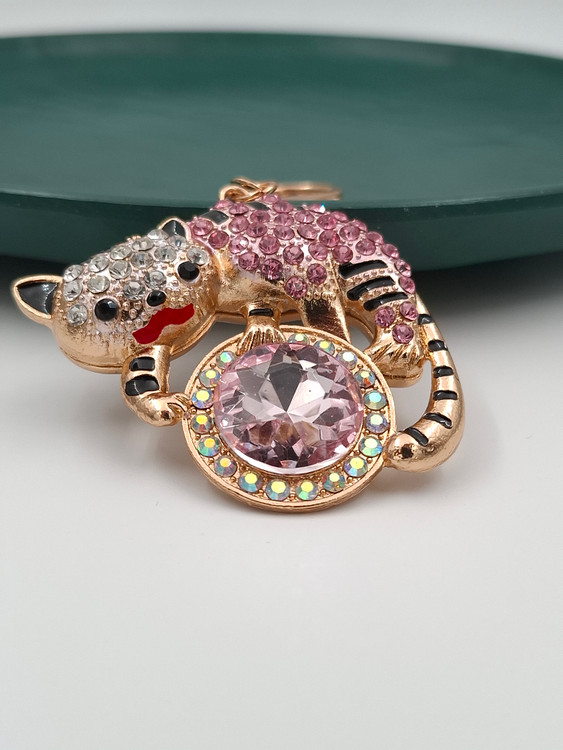 جاکلیدی فانتزی طرح گربه طلایی با نگینهای صورتی و کریستالی درخشان