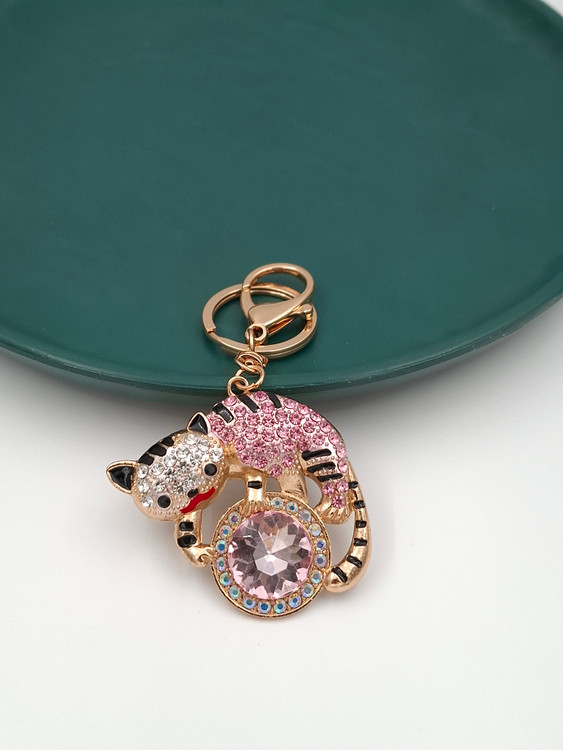 جاکلیدی فانتزی طرح گربه طلایی با نگینهای صورتی و کریستالی درخشان