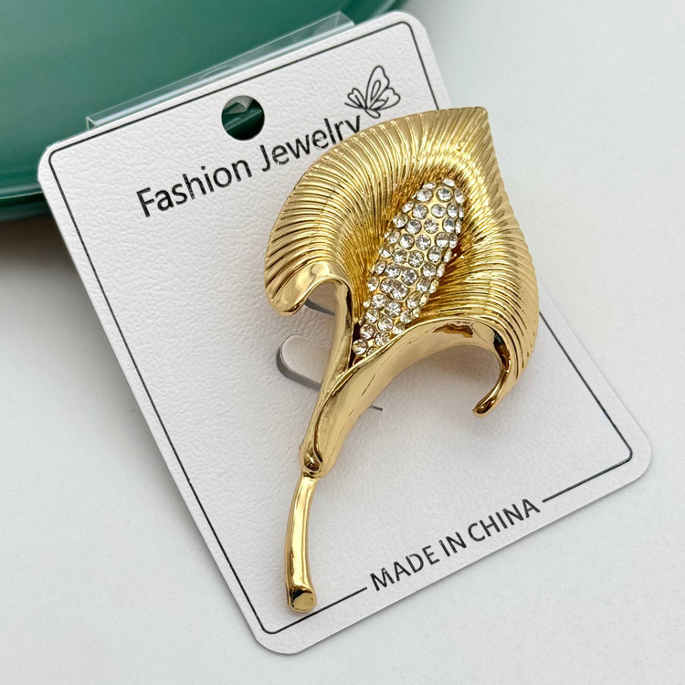 تصویر سنجاق سینه طلایی مدل گل شیپوری نگیندار روی کارت بستهبندی Fashion Jewelry