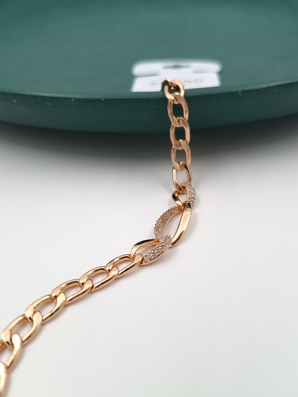 دستبند زنانه ژوپینگ رزگلد طرح کارتیه با آبکاری 18 عیار، دارای حلقههای درشت و یک بخش اتصال نگیندار