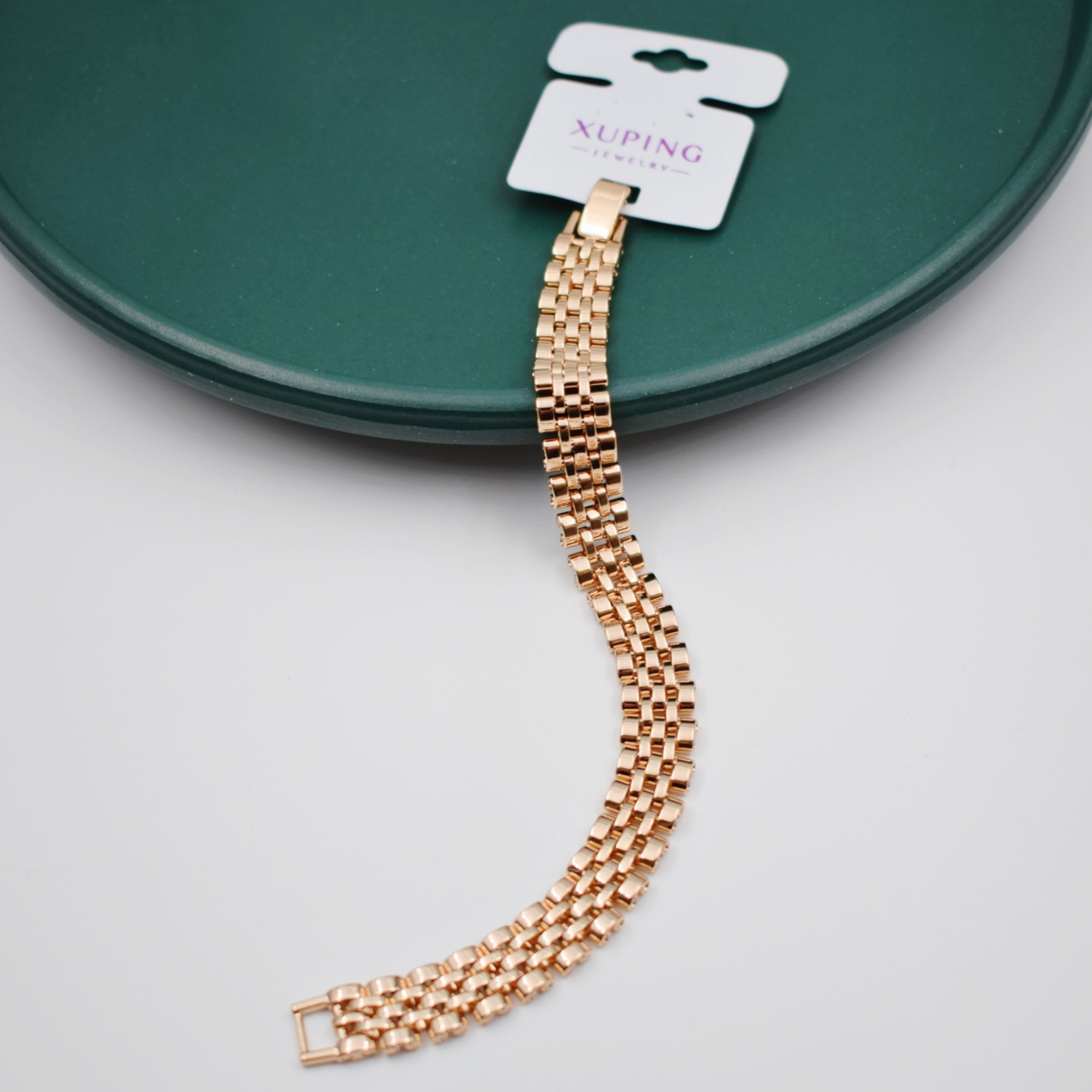 دستبند زنانه ژوپینگ مدل کارتیه (Cartier)، رنگ طلایی، با کیفیت عالی و طول ۱۹ سانتی‌متر، پهنای ۱۲ میلی‌متر و قفل کشویی، مناسب استفاده روزمره و مجالس
