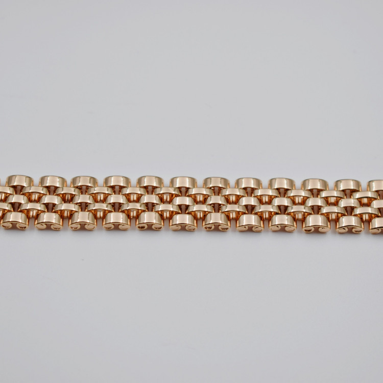 دستبند زنانه ژوپینگ مدل کارتیه (Cartier)، رنگ طلایی، با کیفیت عالی و طول ۱۹ سانتیمتر، پهنای ۱۲ میلیمتر و قفل کشویی، مناسب استفاده روزمره و مجالس